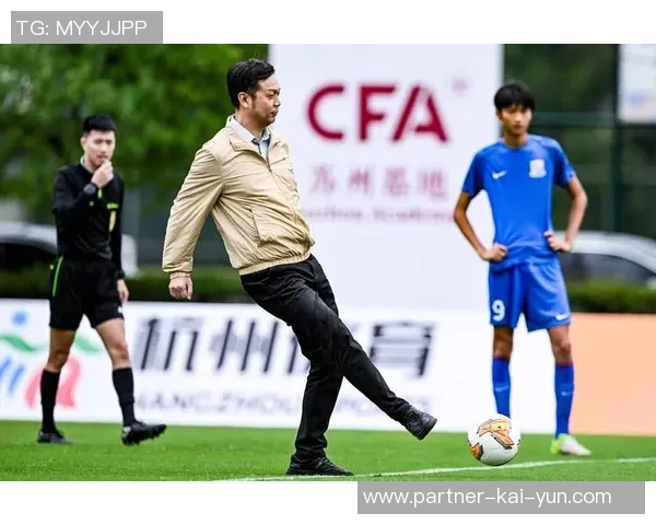 足球群聚集热爱者共同探讨战术技巧分享精彩赛事瞬间